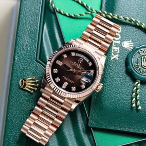 Rolex Day-Date 36 128235 Everose Gold mặt số ombré nâu đặt trên hộp Rolex