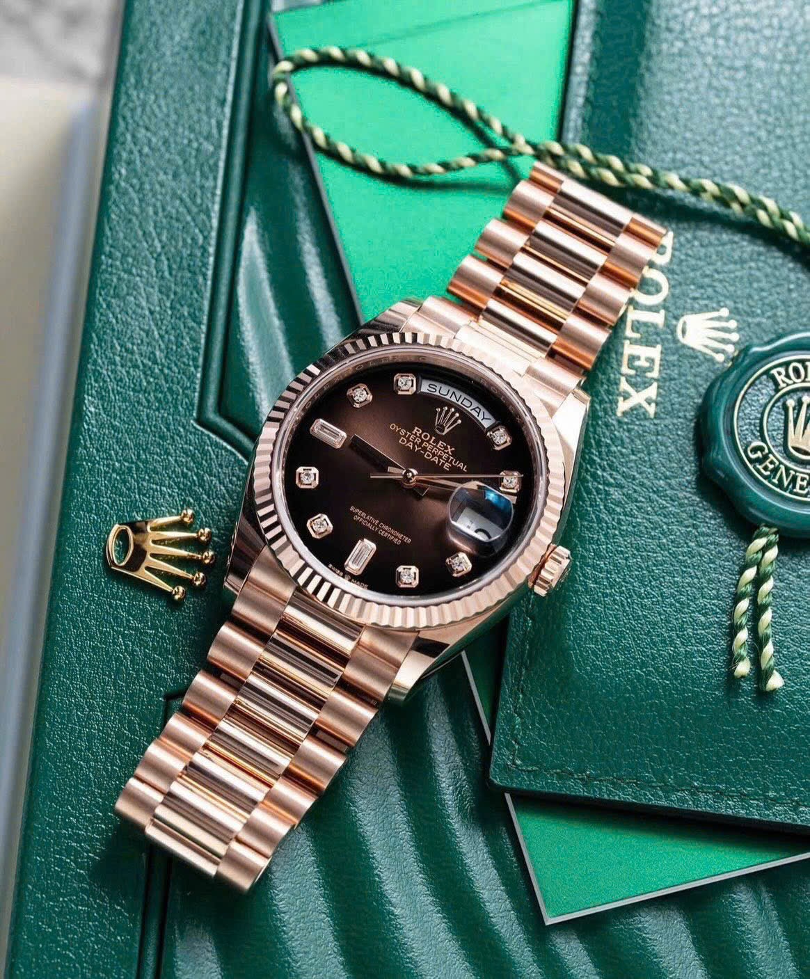Rolex Day-Date 36 128235 Everose Gold Rolex Day-Date 36 128235 Everose Gold mặt số ombré nâu đặt trên hộp Rolex